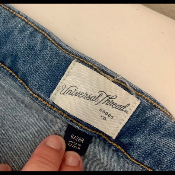 Mid-Rise Distressed Jeans w/ frayed ankle - Picture 3 of 7